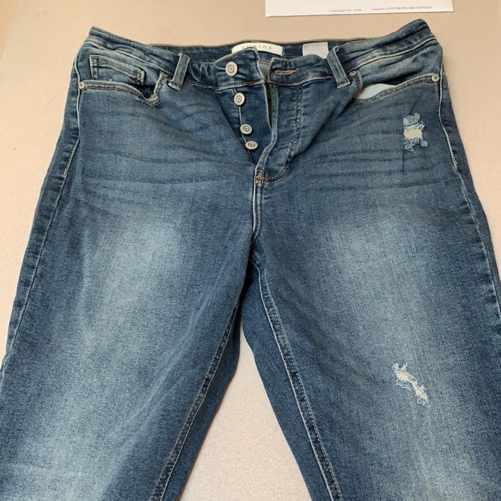 Beautiful woman’s jeans - Picture 2 of 3